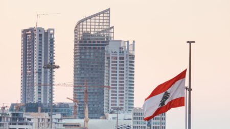 Le relazioni tra Iran e Libano rappresentano uno degli aspetti più complessi e strategici della politica regionale in Medio Oriente. Questi due paesi, sebbene distanti geograficamente, sono legati da profonde alleanze ideologiche, politiche e militari, che hanno influenzato gli equilibri di potere nel contesto più ampio della regione. Comprendere questi rapporti richiede un’analisi delle origini storiche, delle dinamiche attuali e delle implicazioni future di questa alleanza. Le radici delle relazioni tra Iran e Libano affondano negli anni ’70 e ’80, durante le fasi cruciali della Guerra Civile libanese (1975-1990). La rivoluzione islamica in Iran del 1979 rappresentò un punto di svolta fondamentale, innescando un energico sostegno ideologico per i movimenti sciiti e rivoluzionari in altre parti del Medio Oriente. Tra questi, Hezbollah – ovvero “Partito di Dio” – emerse come un protagonista fondamentale. Fondato nel 1982 su impulso dell’Iran, Hezbollah divenne un movimento politico-militare con l’obiettivo di resistere all’occupazione israeliana nel Libano meridionale e di promuovere l’ideologia islamica sciita. L’Iran, sotto il regime della Repubblica Islamica, ha visto in Hezbollah una pedina strategica capace di esportare la rivoluzione e di esercitare influenza nella regione. Con una dottrina basata sulla resistenza e sulla lotta contro l’egemonia occidentale e israeliana, Teheran ha fornito a Hezbollah supporto finanziario, addestramento militare e armi, trasformando il gruppo in un elemento fondamentale del proprio raggio di influenza in Libano e nel Medio Oriente. Questa alleanza ha consentito all’Iran di avere un alleato potente in un Paese strategico come il Libano, che si affaccia sul Mediterraneo e rappresenta un ponte tra l’Asia e il Medio Oriente. Dal punto di vista politico, Hezbollah ha acquisito un ruolo centrale nel sistema di potere libanese. La presenza del movimento nelle istituzioni politiche ha reso il Libano un paese di complesse alleanze tra varie fazioni religiose e politiche, ma anche un paese fortemente influenzato dall’intervento straniero dell’Iran. Questa situazione ha creato un equilibrio instabile, spesso in bilico tra la sovranità nazionale e le pressioni esterne. La capacità di Hezbollah di esercitare un controllo quasi statale, grazie alle sue milizie armate e all’appoggio iraniano, ha contribuito a destabilizzare il paese, che spesso si trova a dover affrontare crisi politiche, economiche e di sicurezza. Sul fronte regionale, la presenza iraniana in Libano ha implicazioni significative. Teheran utilizza Hezbollah come un formidabile strumento di proiezione di potere contro Israele, con frequenti tensioni e scontri che rischiano di destabilizzare ulteriormente il Medio Oriente. La guerra in Siria ha rappresentato un’importante fase dell’alleanza tra Iran e Hezbollah, con Teheran che ha fornito supporto militare al Regime di Bashar al-Assad, e Hezbollah che ha inviato combattenti per sostenere le forze governative. Questa cooperazione ha rafforzato l’intreccio tra Iran e il Libano, consolidando la presenza dell’Iran nei teatri di conflitto di tutta la regione. Tuttavia, questa alleanza non è priva di criticità. Le sanzioni internazionali contro l’Iran, imposte principalmente dagli Stati Uniti e dall’Unione Europea, hanno limitato le risorse disponibili per Hezbollah e hanno aggravato le crisi economiche e sociali del Libano. La crisi economica del paese, aggravata dalla pandemia e dalla cattiva gestione politica, ha fatto sì che la popolazione libanese soffra sempre di più, mentre Hezbollah si mantiene come uno degli attori principali grazie anche all’appoggio di Teheran, che tenta di mantenere viva questa alleanza strategica. Inoltre, la presenza e l’influenza dell’Iran in Libano sono spesso motivo di attrito con altri attori regionali, come l’Arabia Saudita, che vede in Hezbollah e nelle sue alleanze una minaccia all’egemonia sunnita e alle proprie posizioni strategiche. La competizione tra Iran e Arabia Saudita si traduce spesso in scontri indiretti e nel sostegno a fazioni opposte nei vari conflitti regionali, contribuendo alla polarizzazione e alla destabilizzazione di tutta la regione. le relazioni tra Iran e Libano rappresentano un elemento chiave nelle dinamiche di potere del Medio Oriente, oscillando tra alleanze strategiche e fonti di tensione regionale.