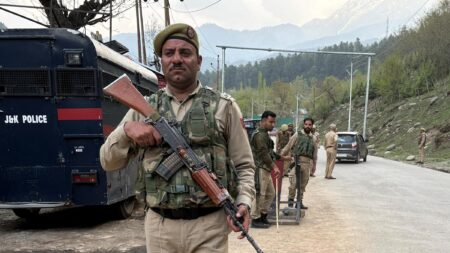 Il 22 aprile 2025, un attacco terroristico ha scosso la regione del Kashmir indiano. Sette uomini armati hanno aperto il fuoco contro un gruppo di turisti nella valle di Baisaran, vicino a Pahalgam, uccidendo almeno 26 persone e ferendone oltre 20