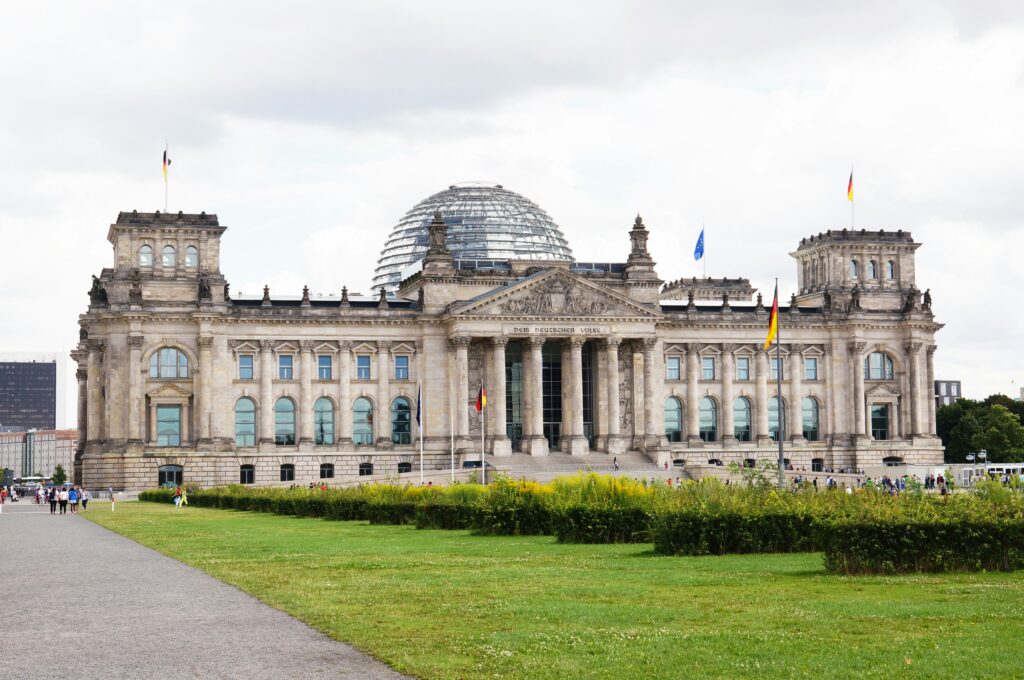 Il Parlamento tedesco, conosciuto come Bundestag, rappresenta l’organo legislativo principale della Repubblica Federale di Germania.